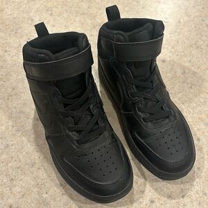 EUC Nike Court Borough Mid